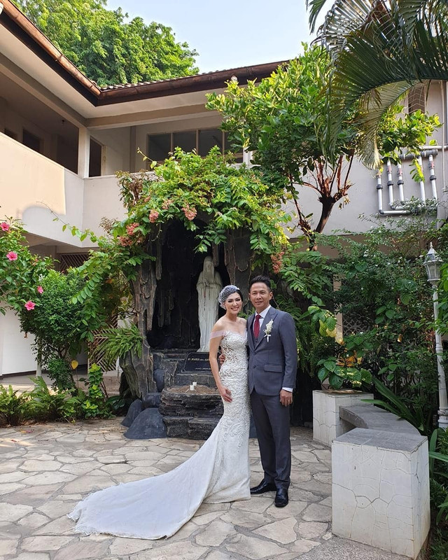 Pemberkatan pernikahan Delon Thamrin dan Aida Chandra telah dilakukan di gereja Katholik kawasan Salemba, Jakarta Pusat pada Jumat (8/11/2019). Sedangkan resepsinya digelar di Hotel Grand Hyatt, Thamrin, Jakarta Pusat pada Minggu, (10/11/2019).