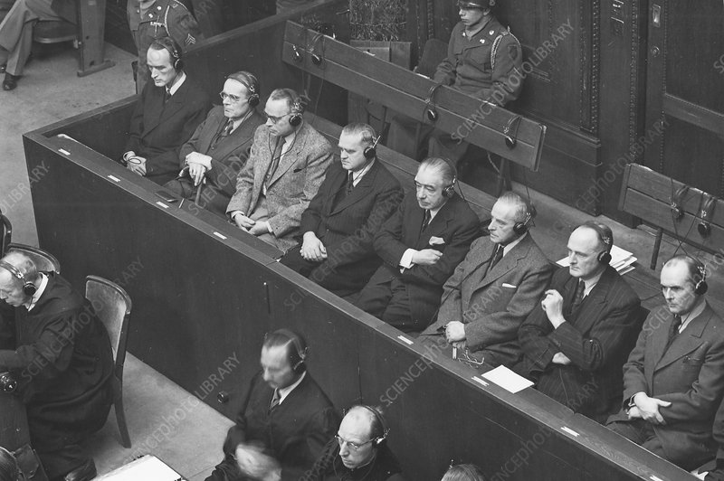 Alfried Krupp durante el Juicio, primero de la izquierda