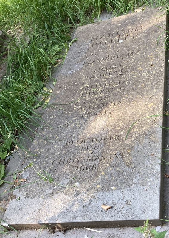 Grave-of-Harold-Pinter-in-Kensal-Green-Cemetery