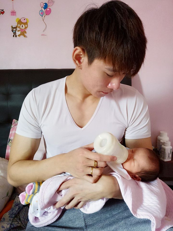 Fang Sheng merawat bayi Nicole Tee