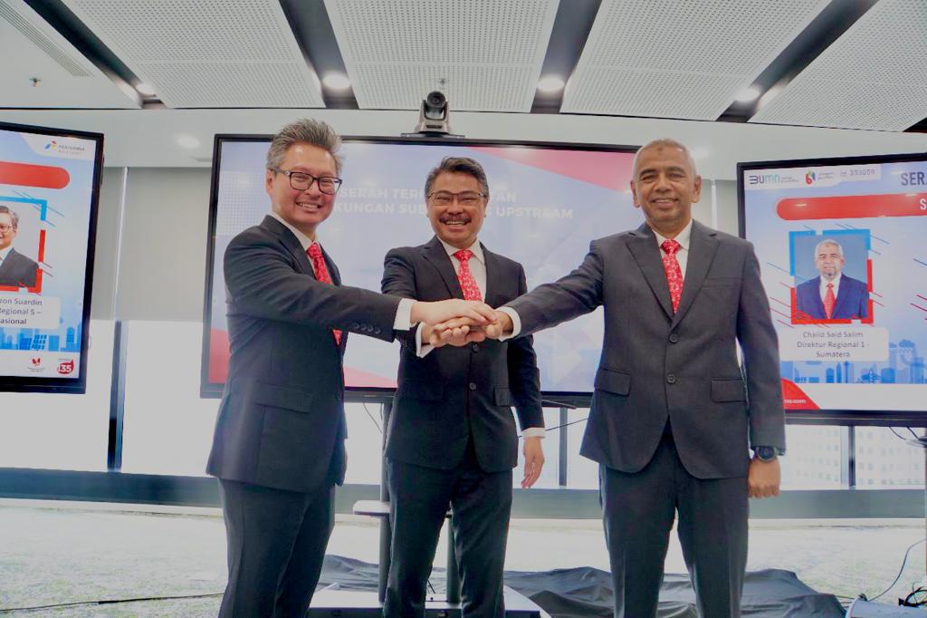 Dirut PT Pertamina Internasional EP Jaffee Arizon Suardin (kiri) Dirut PT PHI Jhon Anis dan Dirut PT PHR Chalid Said Salim usai pelantikan di Jakarta, Senin (22/5).