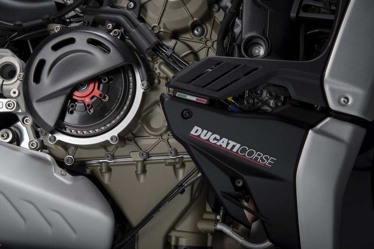 Большой фотосет  Ducati Streetfighter V4 SP 2022