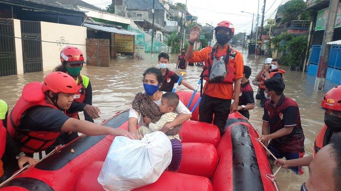 Banjir di Perumahan Pondok Gede Permai (PGP) Jatiasih, Kota Bekasi, Jumat (19/2/2021). 57 titik banjir di Bekasi tersebar di beberapa kecamatan, paling banyak berada di Bekasi Barat dengan 12 titik. 

