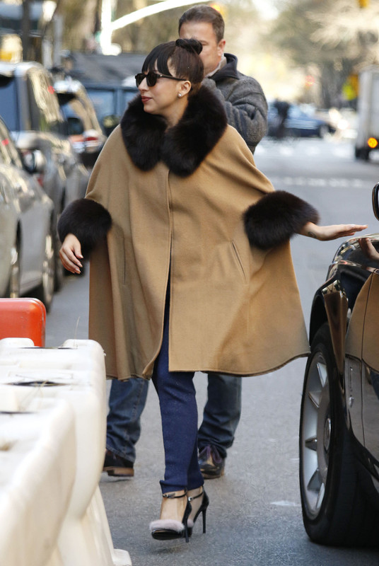 12-4-14-Arriving-at-her-apartment-in-NYC