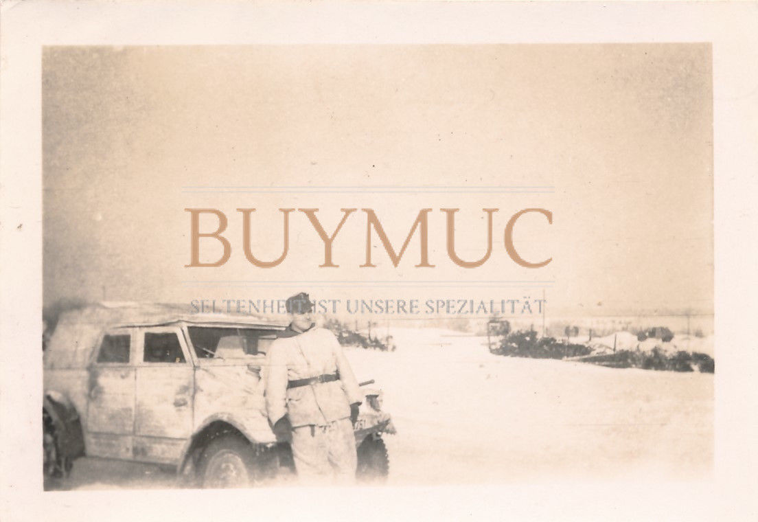 Foto Wehrmacht Soldat in Winter Tarnung neben getarntem Militärf