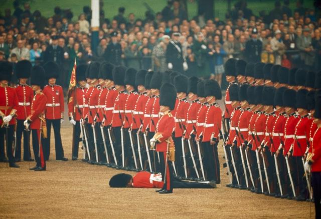 Irish-Guards-remain-at-attention-after-one-guardsman-faints-in-L.jpg