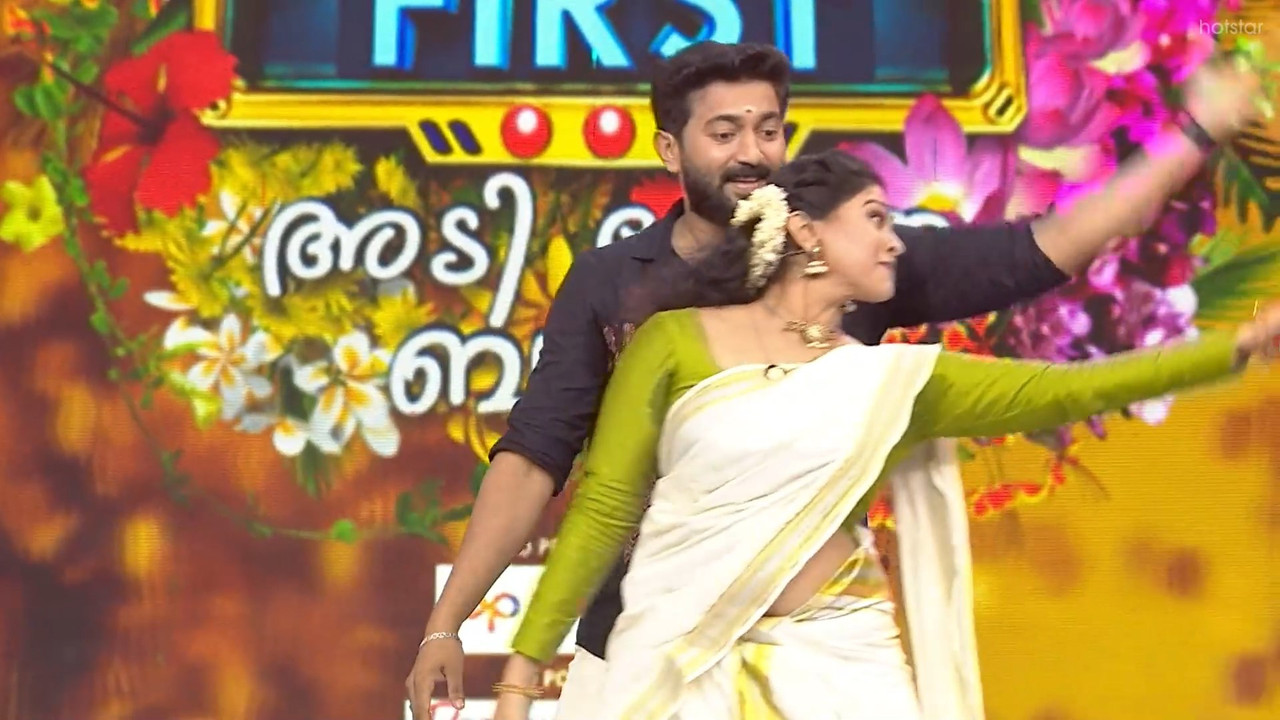 Nandana varma sexy in saree navel show-uploaded.mp4_snapshot_00.19.209