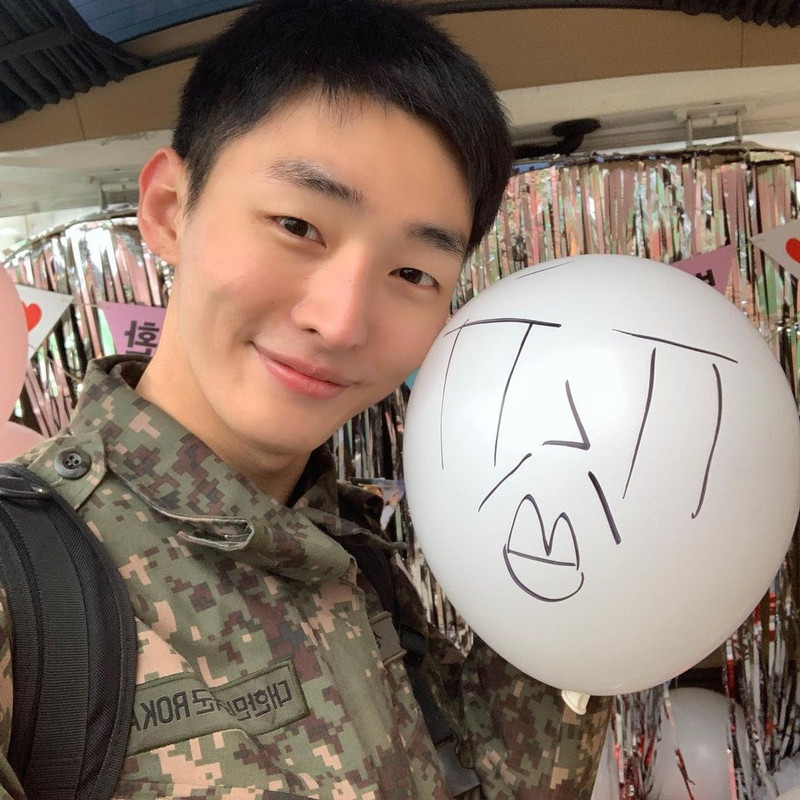 Pulang wajib militer, ini 7 potret gagah Yoon Ji-sung kenakan seragam