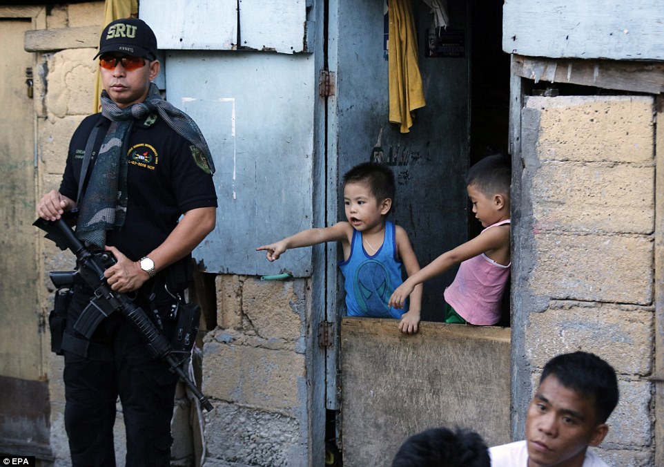 Armed-police-patrol-a-slum-in-the-Philippines-capital-Manila-and.jpg
