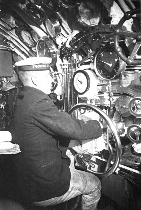 С-1 Белоусов В.Д. рулевой на вахте, 1940г..