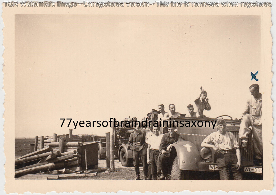 Foto Wehrmacht Soldaten Halbkette SdKfz Zugmaschine Flak Geschütz 8,8 cm Staffel