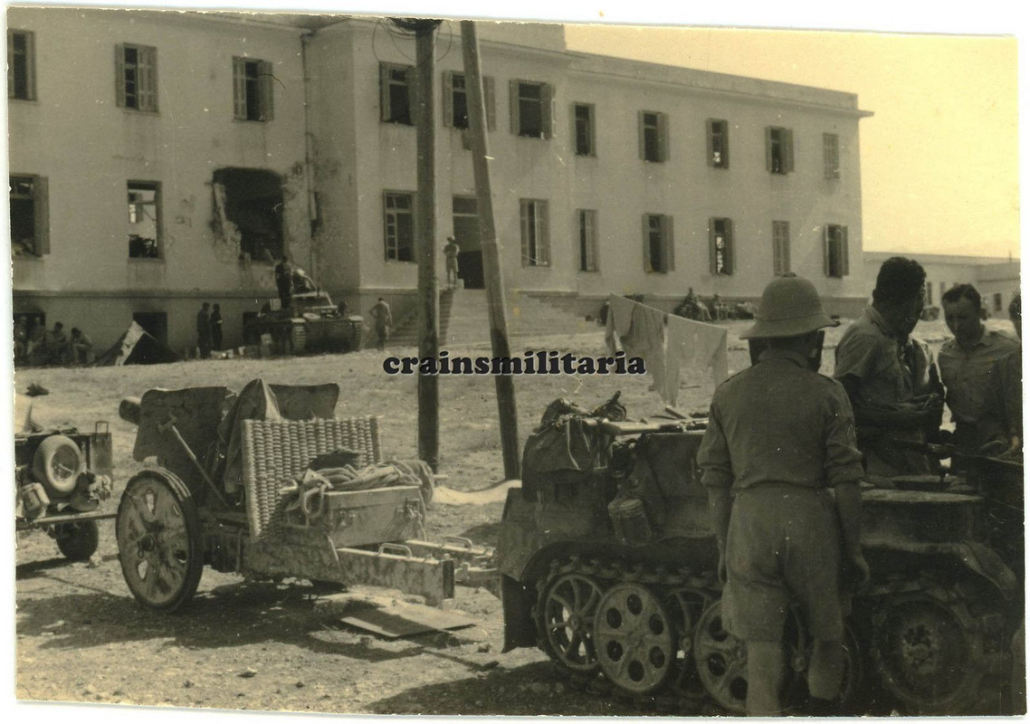 Orig. Foto Gebirgsjäger Kettenkrad Panzer Tank am Flugplatz IRAKLION Kreta 1941