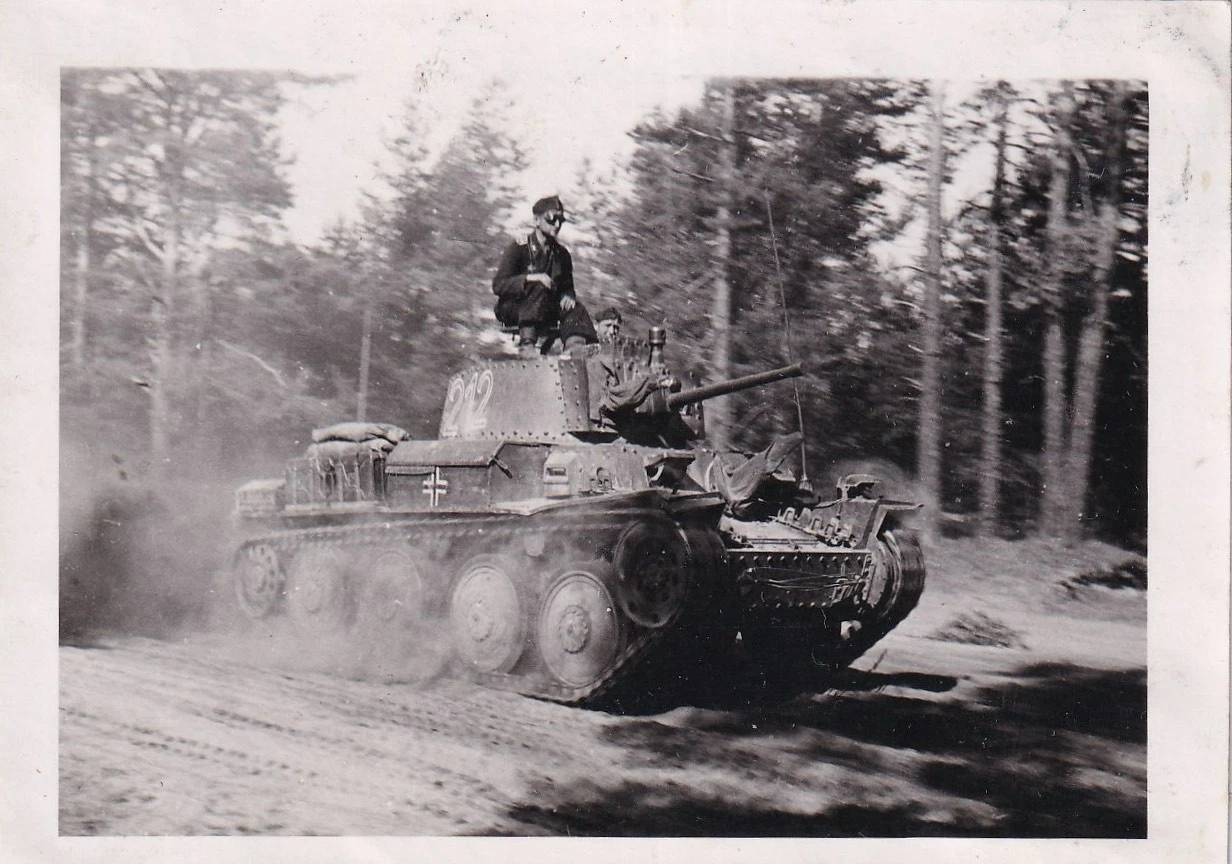 Foto Panzerkommandant mit Panzer 2 WK