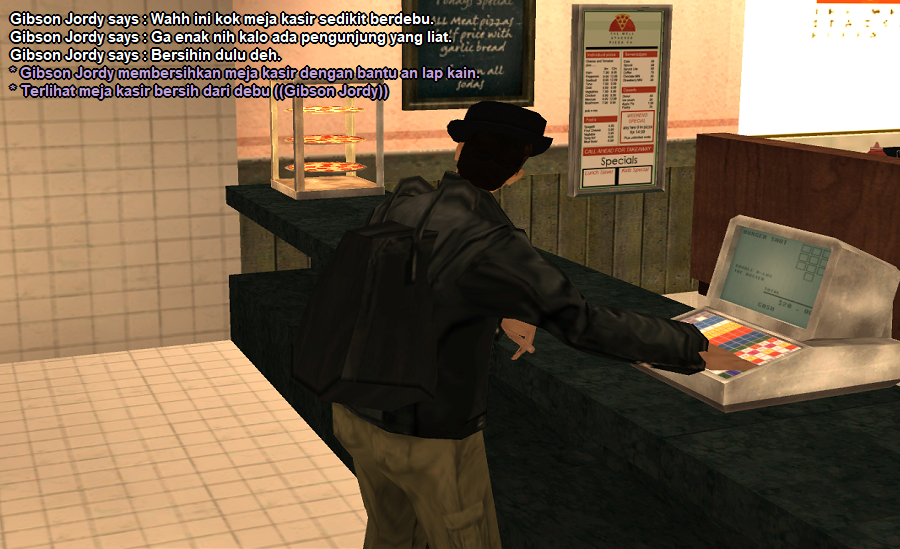 Membersihkan-meja-kasir.png