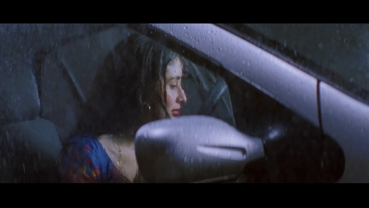 [Image: Kareena-Kapoor-Khan-Hot-Song-From-Chamel...-13-07.jpg]