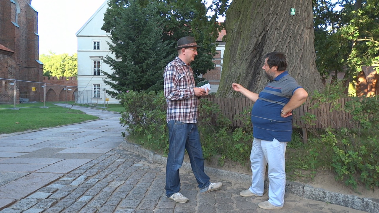 33.15 - Scenku na katedralnym dziedzińcu_001301