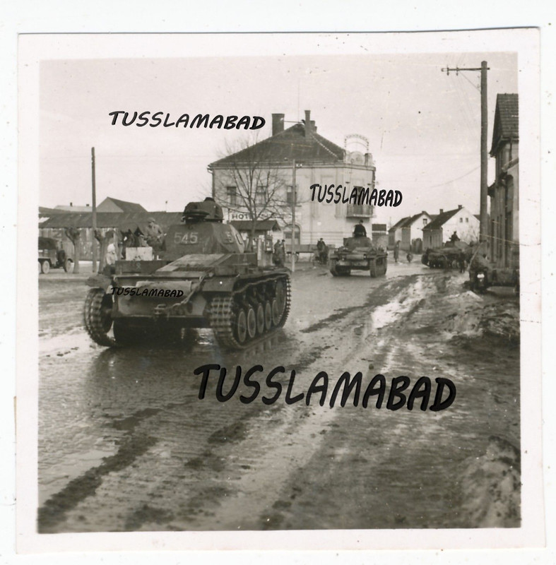 Panzer mit Nummer 545 Wehrmacht Balkan Feldzug Technik Stadt Häuser Tank