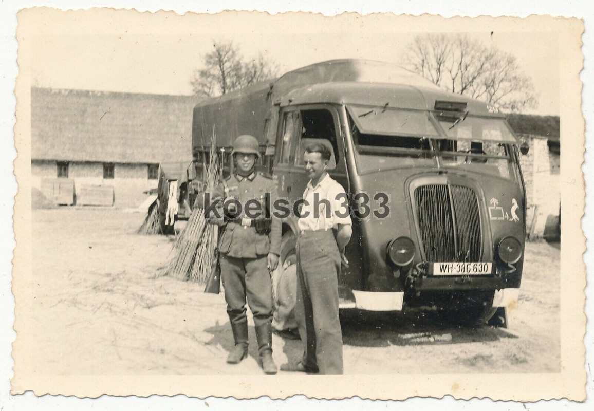 Foto französischer Renault Beute LKW mit  Wiesel  Kennung der 125. ID im Osten