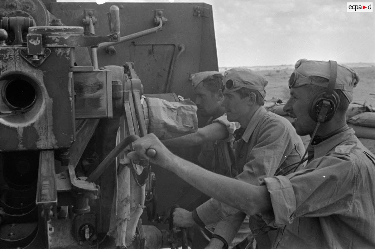 Une pièce de 8,8 cm FlaK-37 en action.2