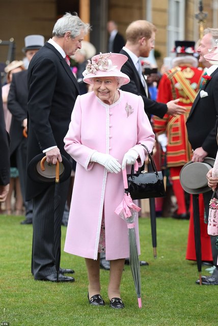 14105924-7082551-The-Queen-93-looked-stylish-in-sartorially-apt-ensemble-a-coordi-a-56-1559145127417.jpg