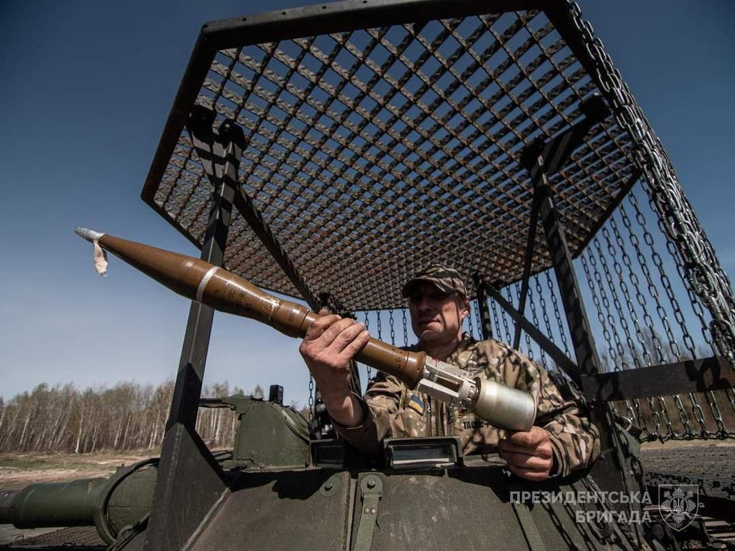 Photos guerre d ukraine - Page 32 BMP-1-ukrainien-de-la-brigade-pr-sidentielle-Bohdan-Khmelnytskyi-avec-une-cage