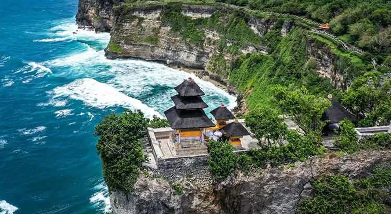 Menelusuri Keindahan Wisata Pura Uluwatu di Bali