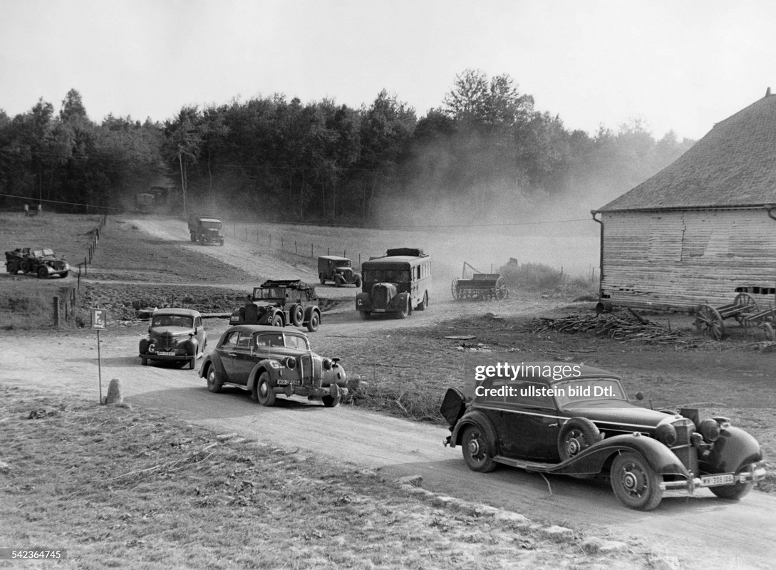 Short behind the advancing armoured units follow the group staffs (of the XIX. armoured corps).no fu