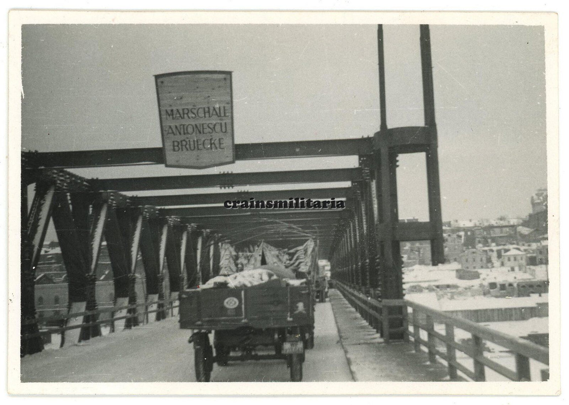 Orig. Foto Lkw b. Schild Marschall Antonescu Brücke DNJESTR Bessarabien Wappen