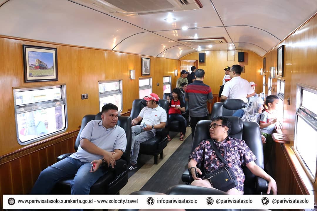 Ilustrasi bagian dalam gerbong kereta lokomotif uap kuno