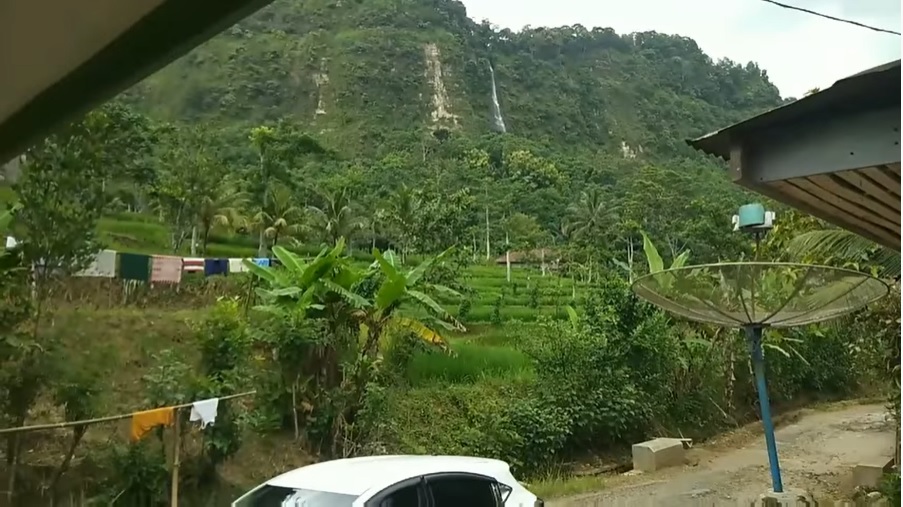 Curug yang terlihat dari warung mi ayam milik Lesti Kejora.