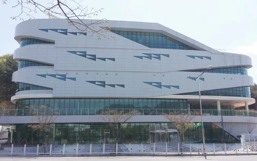 기장 정관도서관 외관 - 생태공원 연계 산책하기 좋은 도서관