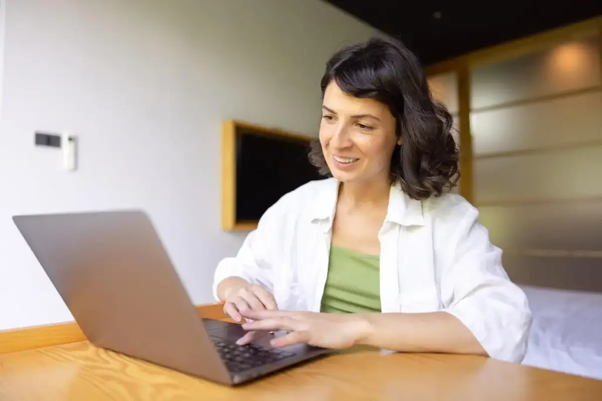 Mujer trabajando con laptop