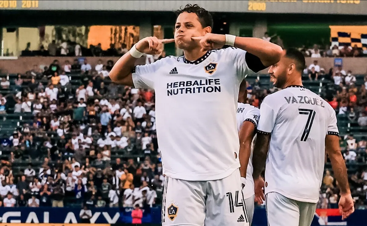 Excompañero del Tri se quiere llevar al Chicharito antes que Chivas