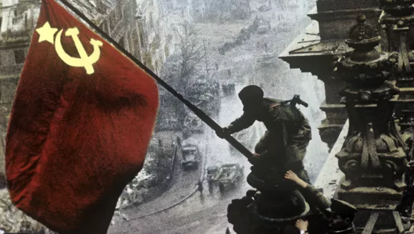 Melitón Kantaria colocando la bandera soviética sobre el Reichstag