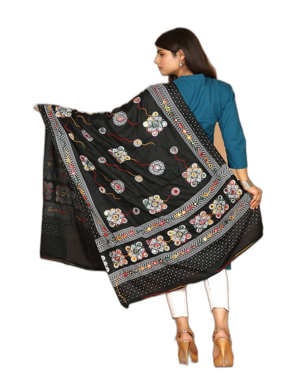 amazon kutch ari embroidery dupatta With Mirror Work IMG 0398