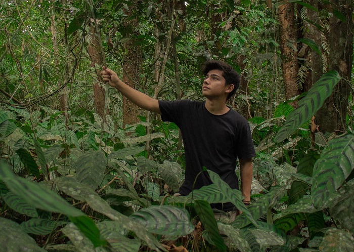 Andrew Kalaweit saat menjelajah hutan Kalimantan.