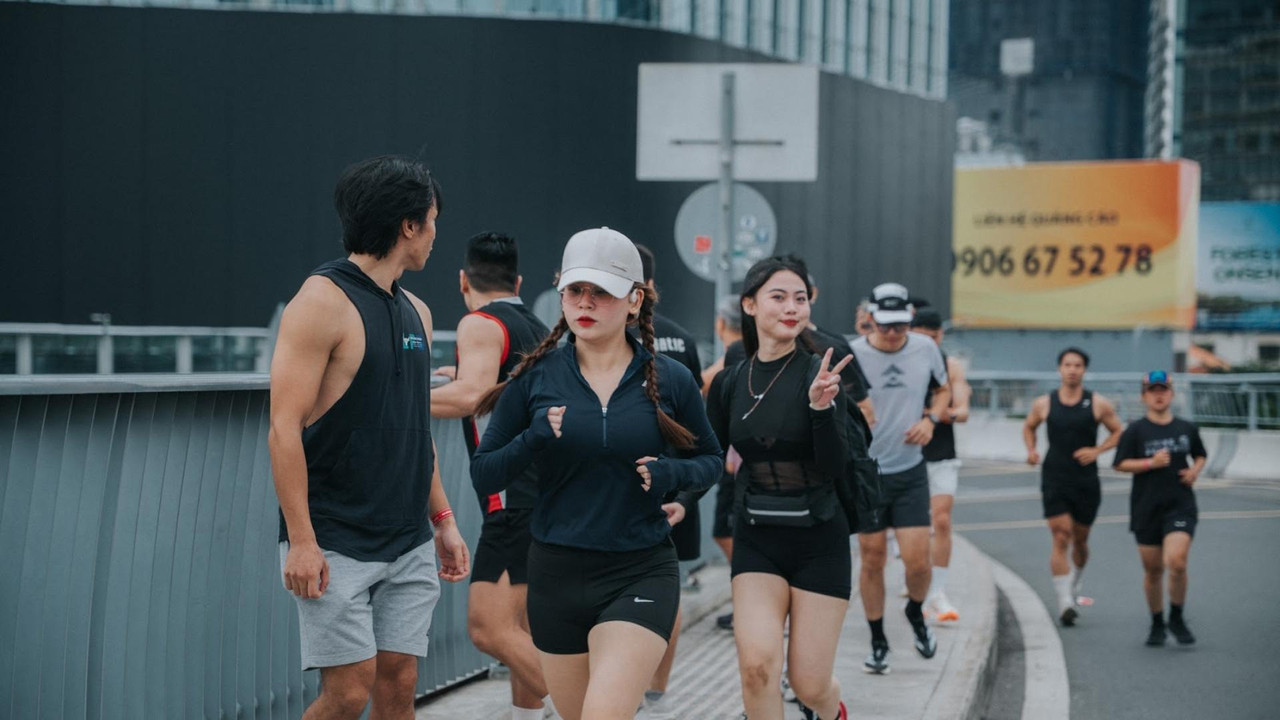 Buổi tập chạy bộ ngoài trời có huấn luyện viên hướng dẫn của chương trình Fox Run tại trung tâm TP.HCM
