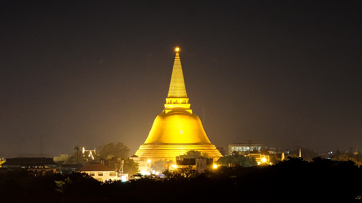 Phra-Pathommachedi-during-night Ступа Пхра Патом древнейший буддийский памятник Таиланда