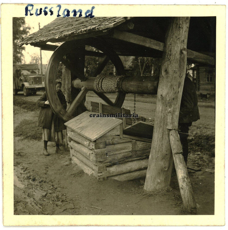 Orig. Foto russische Bevölkerung am Dorfbrunnen in Russland 1941