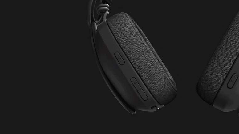 Detalle de los audífonos Logitech Zone Vibe 100, mostrando su diseño ligero y materiales.