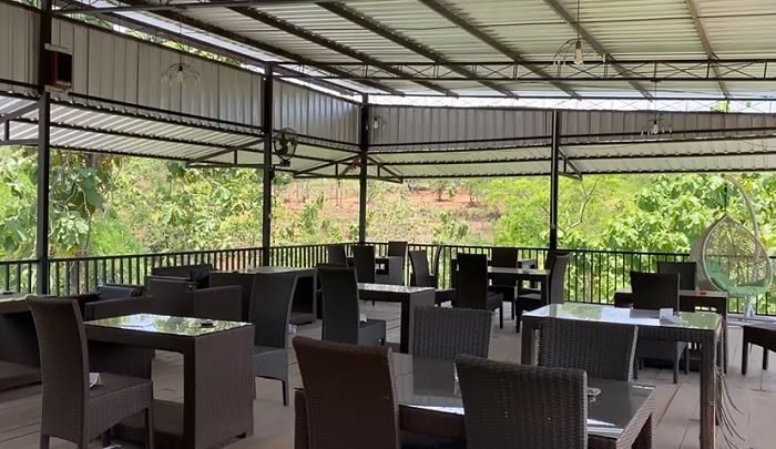 Fasilitas restoran di Sukasikuda Stable.