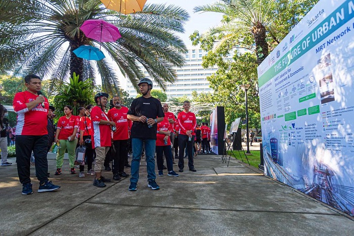 Direktur Keuangan dan Manajemen Korporasi Roy Rahendra saat memaparkan rencana MRT Jakarta menggunakan 25 energi terbarukan pada 2025.
