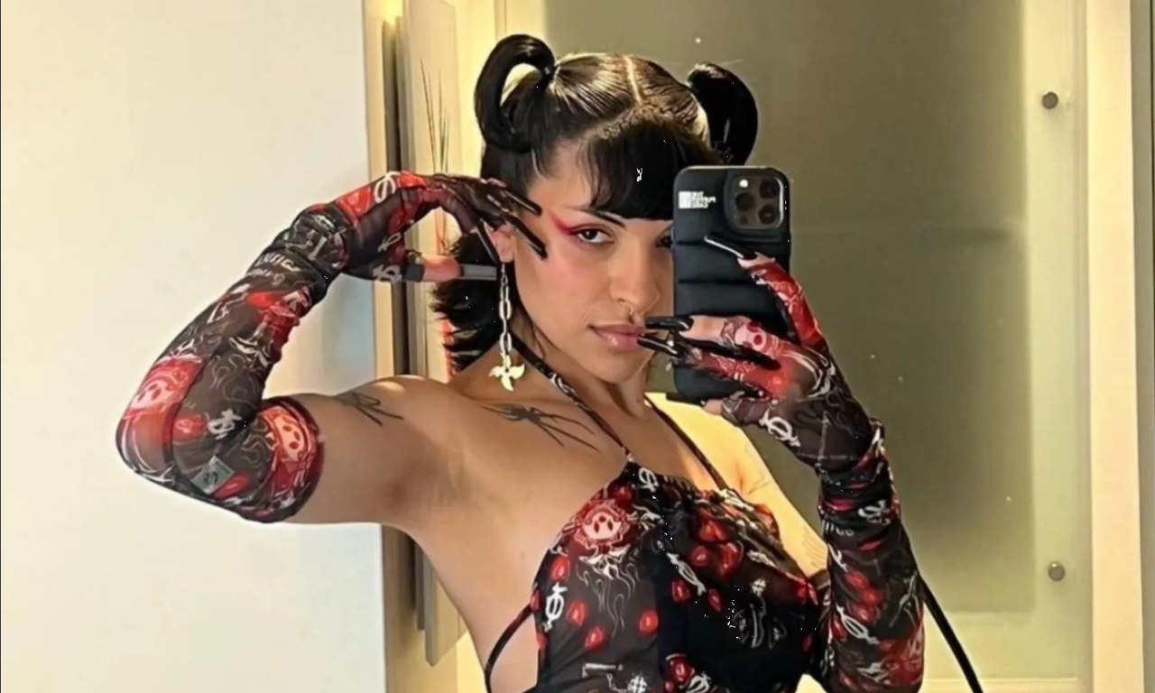 Cazzu posa en corsé y eleva la temperatura de sus fans 