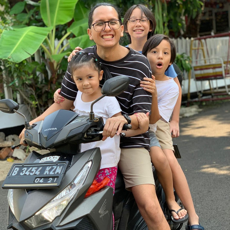 Potret Raditya Oloan bersama anak-anaknya