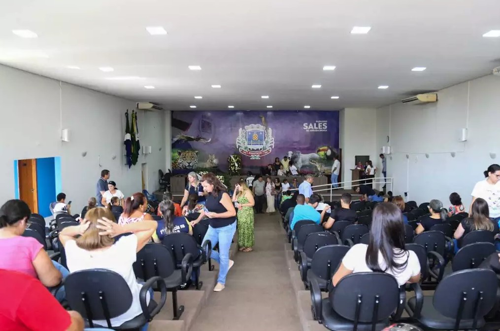 Movimentação na Câmara Municipal, à espera do velório, previsto para esta tarde (Foto: Henrique Kawaminami)