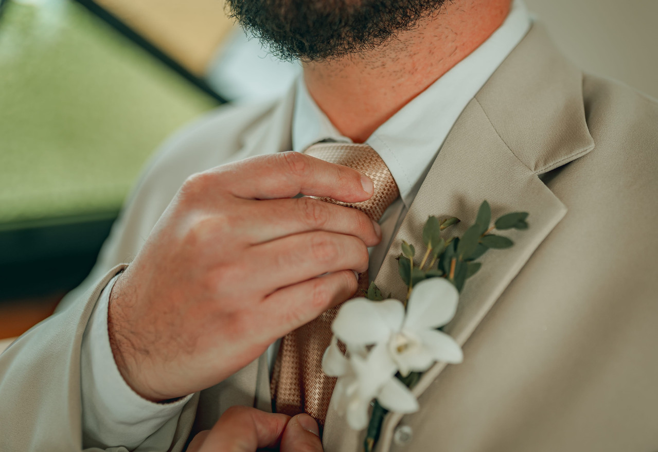Novio ajustando corbata