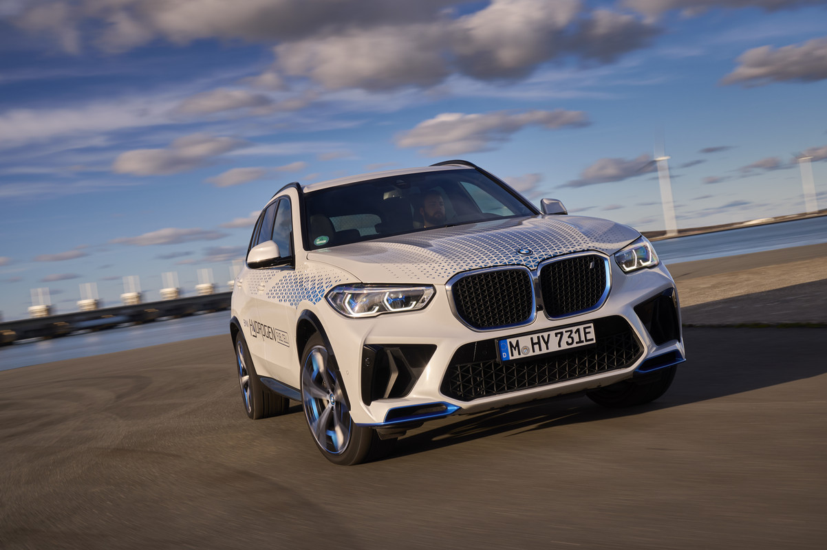 P90494342_highRes_bmw-ix5-hydrogen-on-