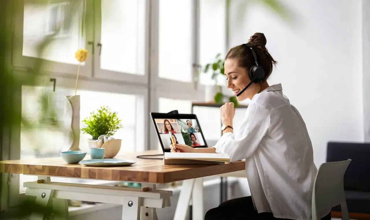 Profissional usando o Headset Jabra Evolve2 50 em home office
