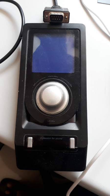 03 - Controle com fio - cristal líquido parcialmente danificado