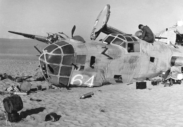 Vista de la nariz del lugar del accidente del Consolidated B-24D Lady Be Good. Wikimedia Commons Vista de la nariz del lugar del accidente del Consolidated B-24D Lady Be Good. Wikimedia Commons